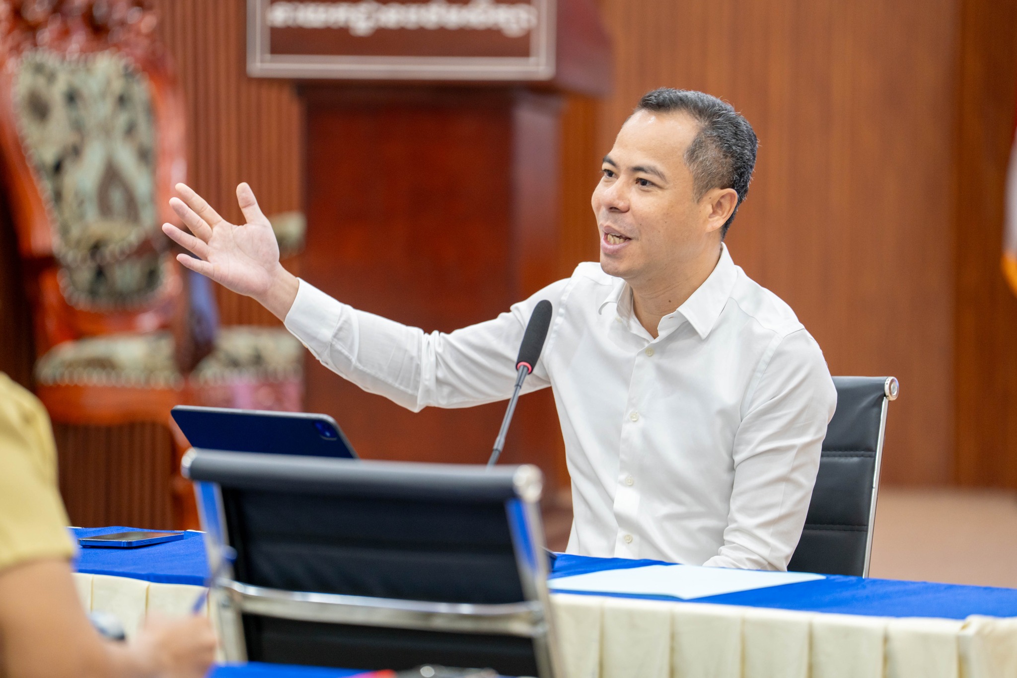 លោកបណ្ឌិត កាន់ ពុទ្ធី
